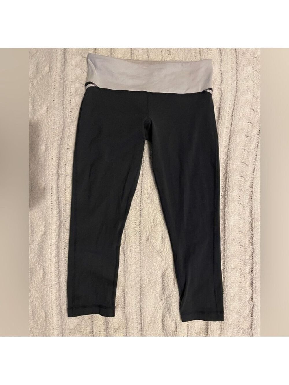 Lululemon Black Gray White Mid Rise Crop Leggings Size 6 - Picture 3 of 9